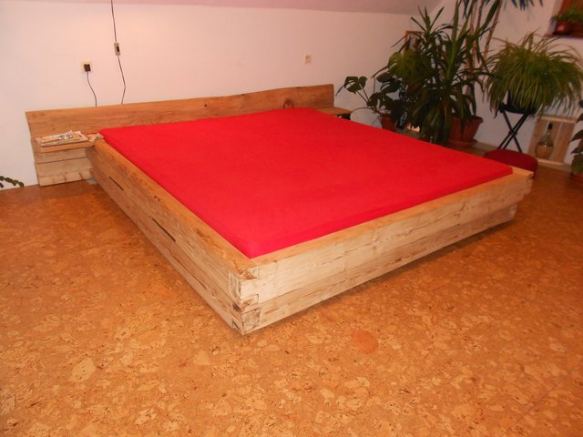 postel z masivu